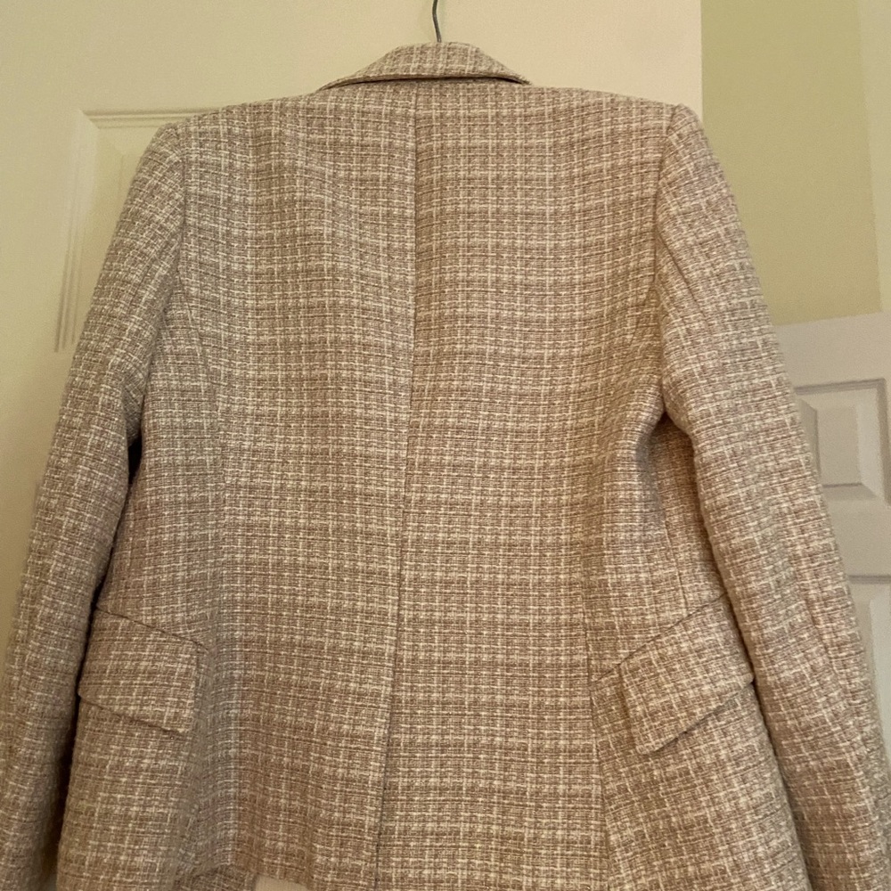 Tam/white poly rayon blaz. One button clos